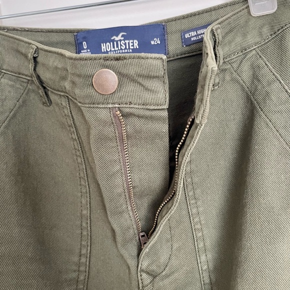 Hollister Ultra High Rise Mom Jeans - Picture 9 of 9